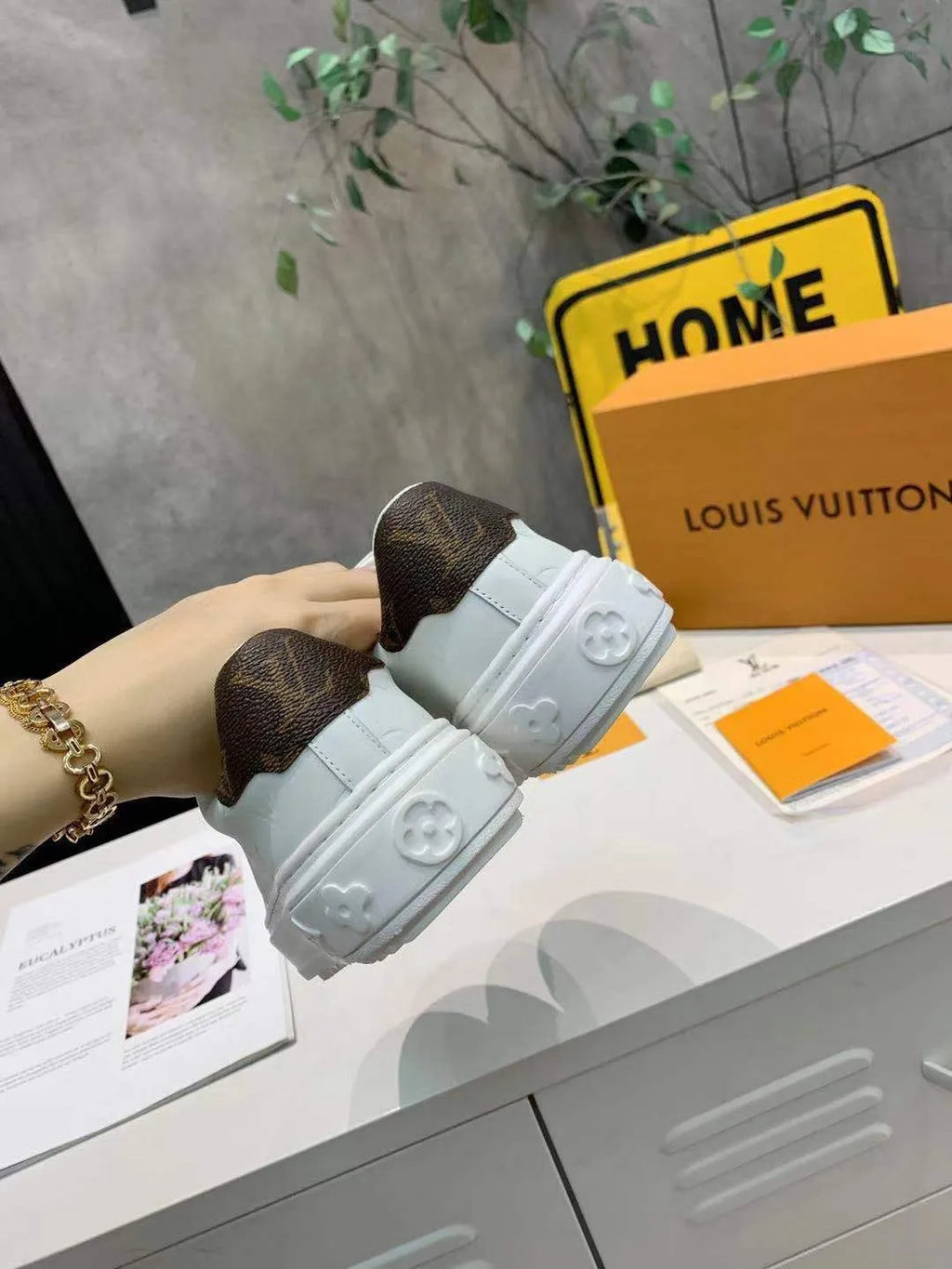 White Sneaker W108514