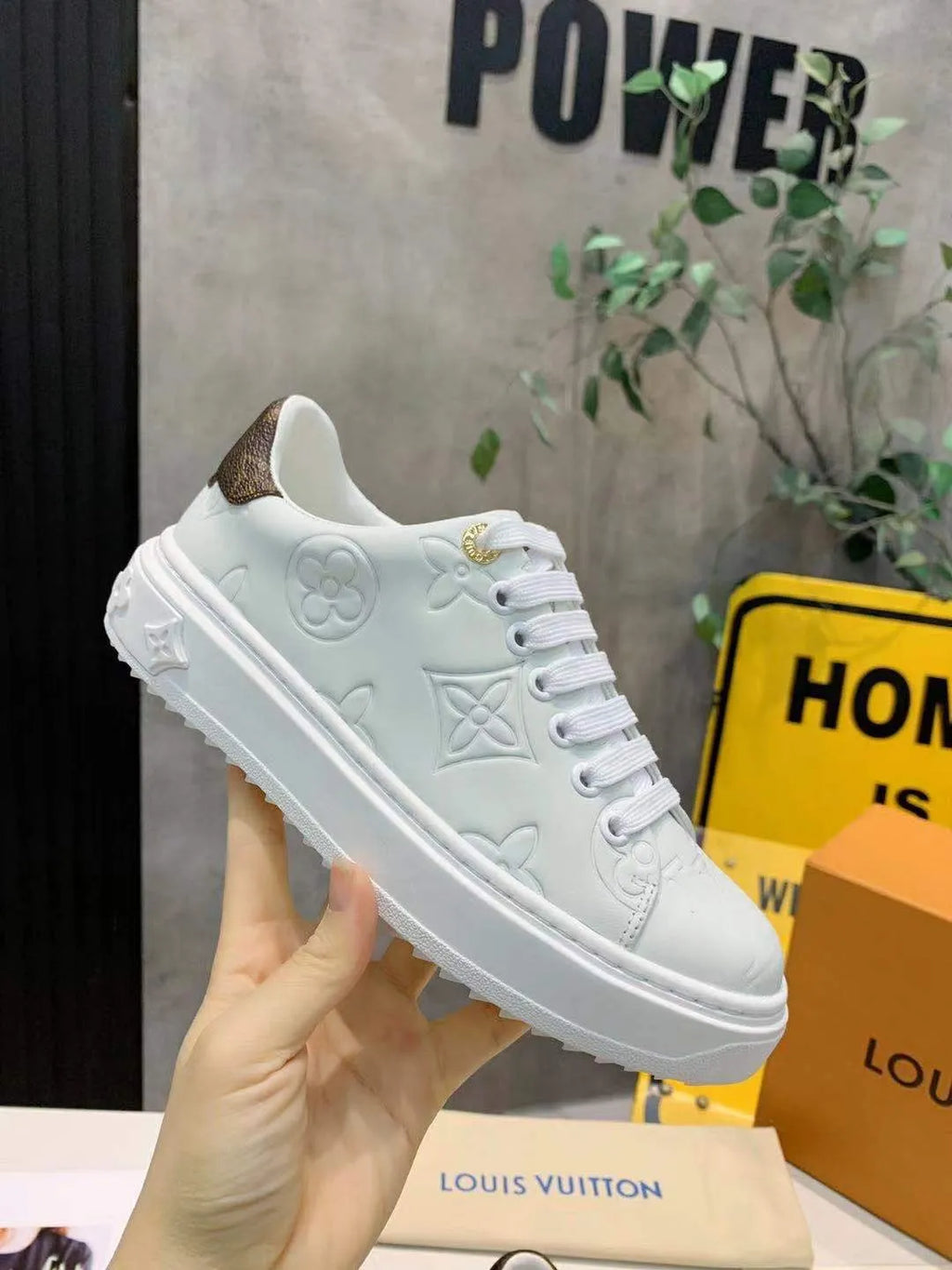 White Sneaker W108514